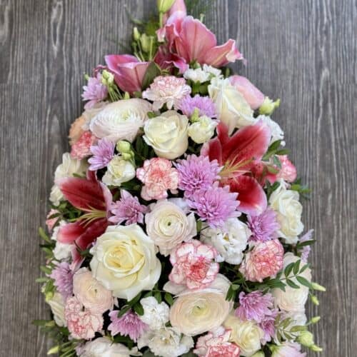 Composition funéraire Souvenir Précieux avec roses blanches et lys roses