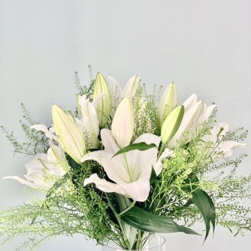 bouquet-lys-blancs-lilia-feuillage-elegant-fleurs-fraiches