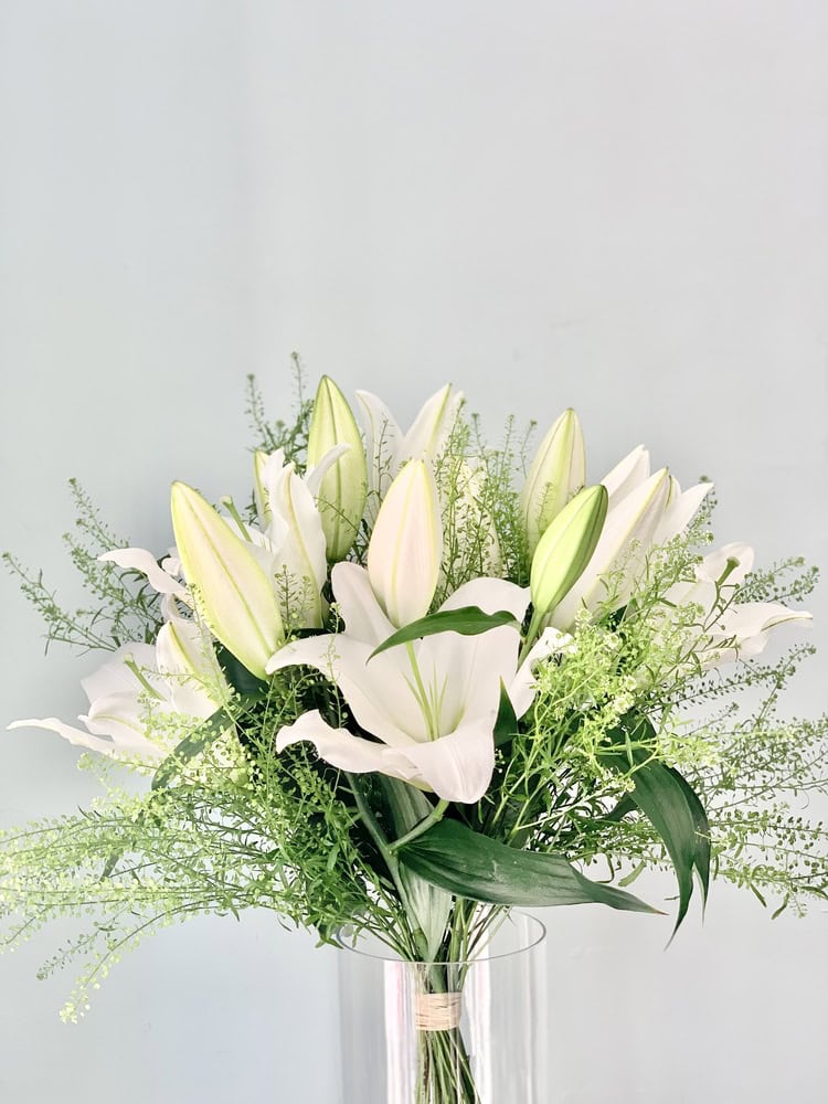 bouquet-lys-blancs-lilia-feuillage-elegant-fleurs-fraiches