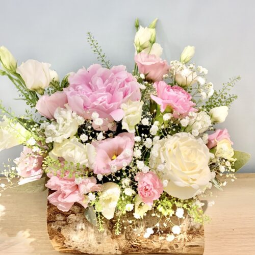Composition florale Bois Tendre dans un support en bois avec fleurs pastel