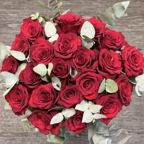 Bouquet Éclat d’Amour avec roses rouges et eucalyptus vu du dessus