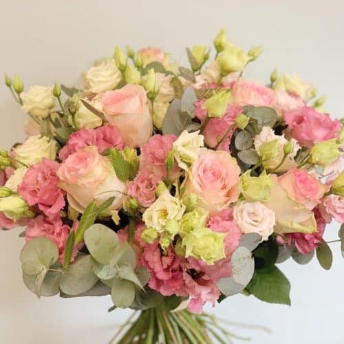 Bouquet romantique rose et blanc Aphrodite avec roses, lisianthus et eucalyptus