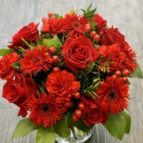 Bouquet Velours rouge intense avec fleurs fraîches de saison