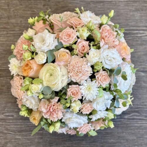 Coussin de deuil pastel Douce Mémoire avec roses et fleurs de saison