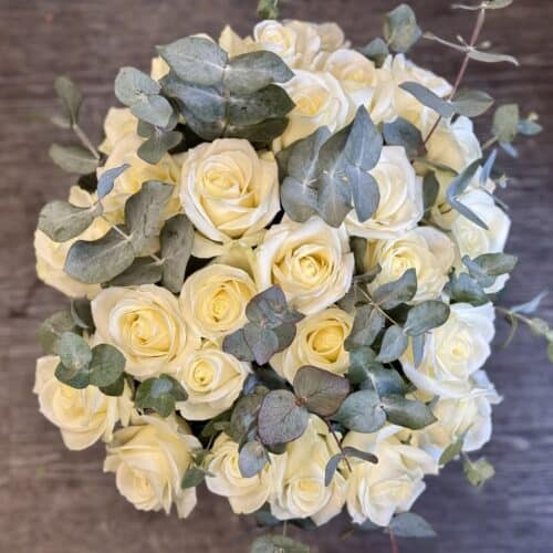 Bouquet Pure Romance – Roses blanches et eucalyptus, élégance intemporelle