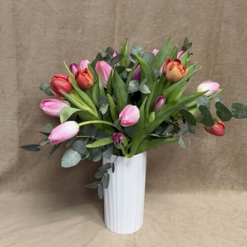Bouquet Jardin de Tulipes – tulipes roses et eucalyptus par Papillon Fleuriste Paris