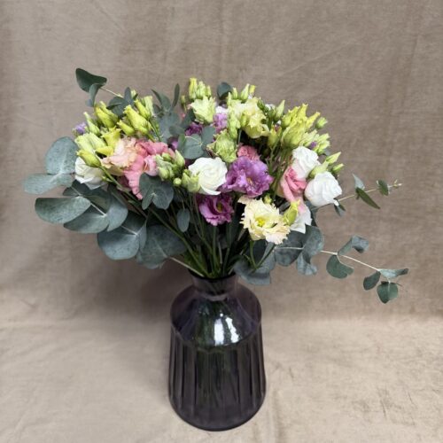 Bouquet Jardin Pastel – lisianthus et eucalyptus par Papillon Fleuriste Paris